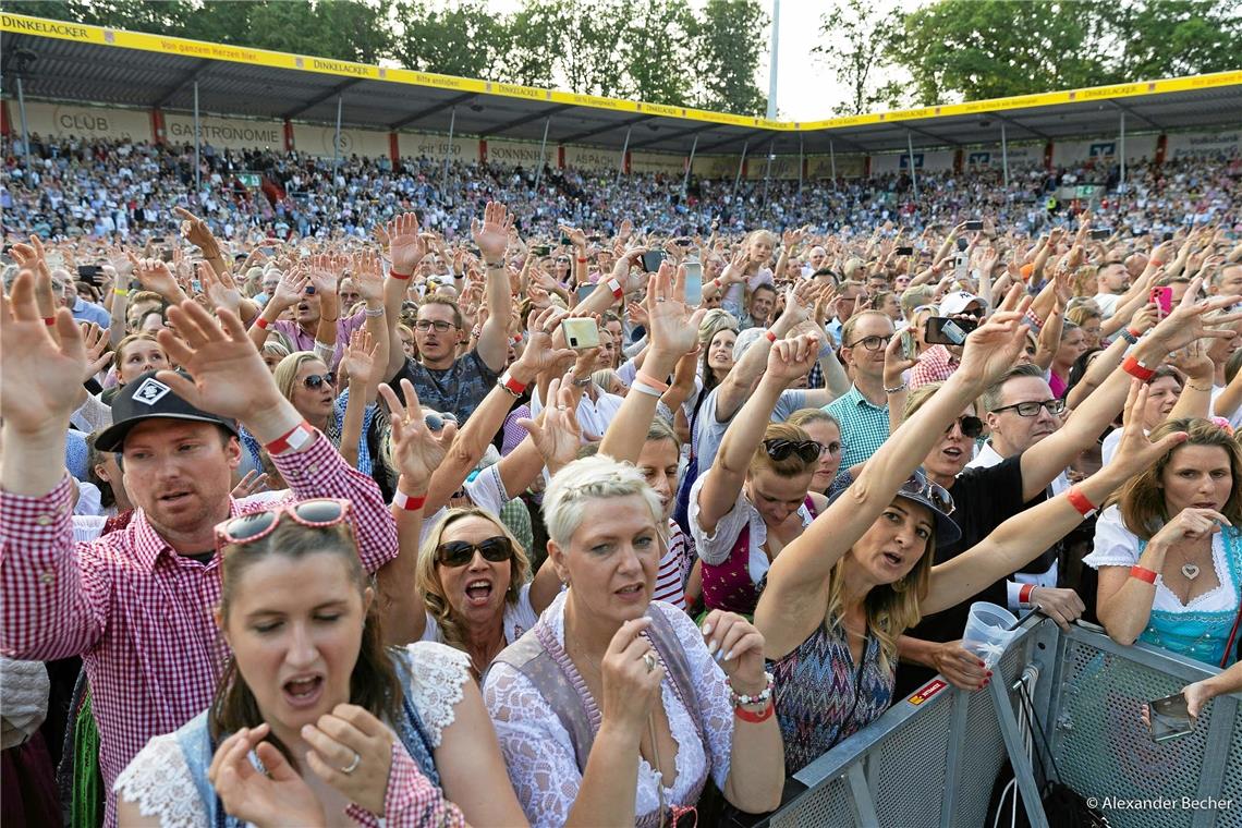 Bei den Songs schreien viele Fans text- und dialektsicher mit.