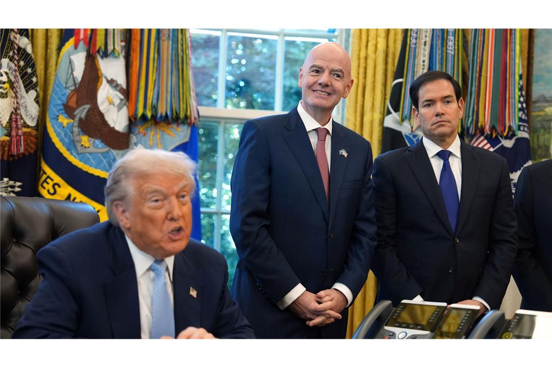Bei den Ticketpreisen für die Fußball-WM kommt selbst Donald Trump ins Staunen. (Archivbild)