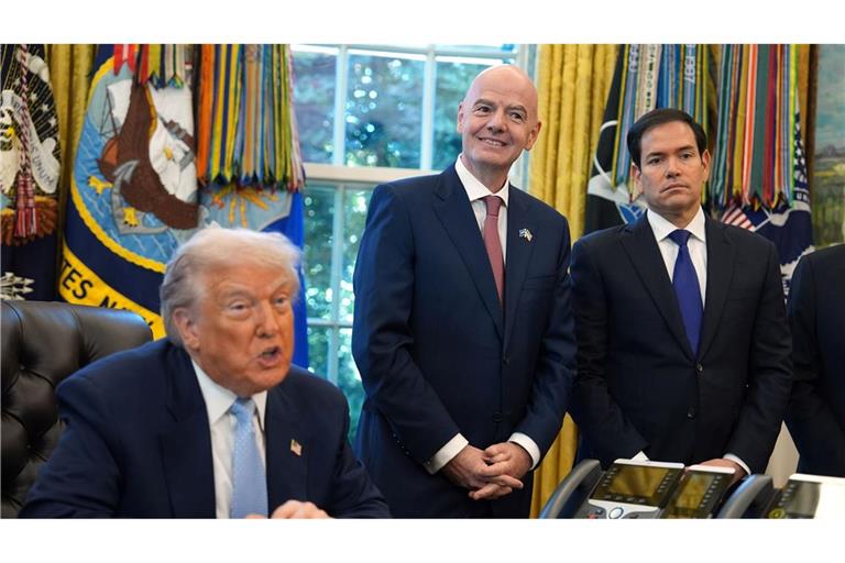 Bei den Ticketpreisen für die Fußball-WM kommt selbst Donald Trump ins Staunen. (Archivbild)