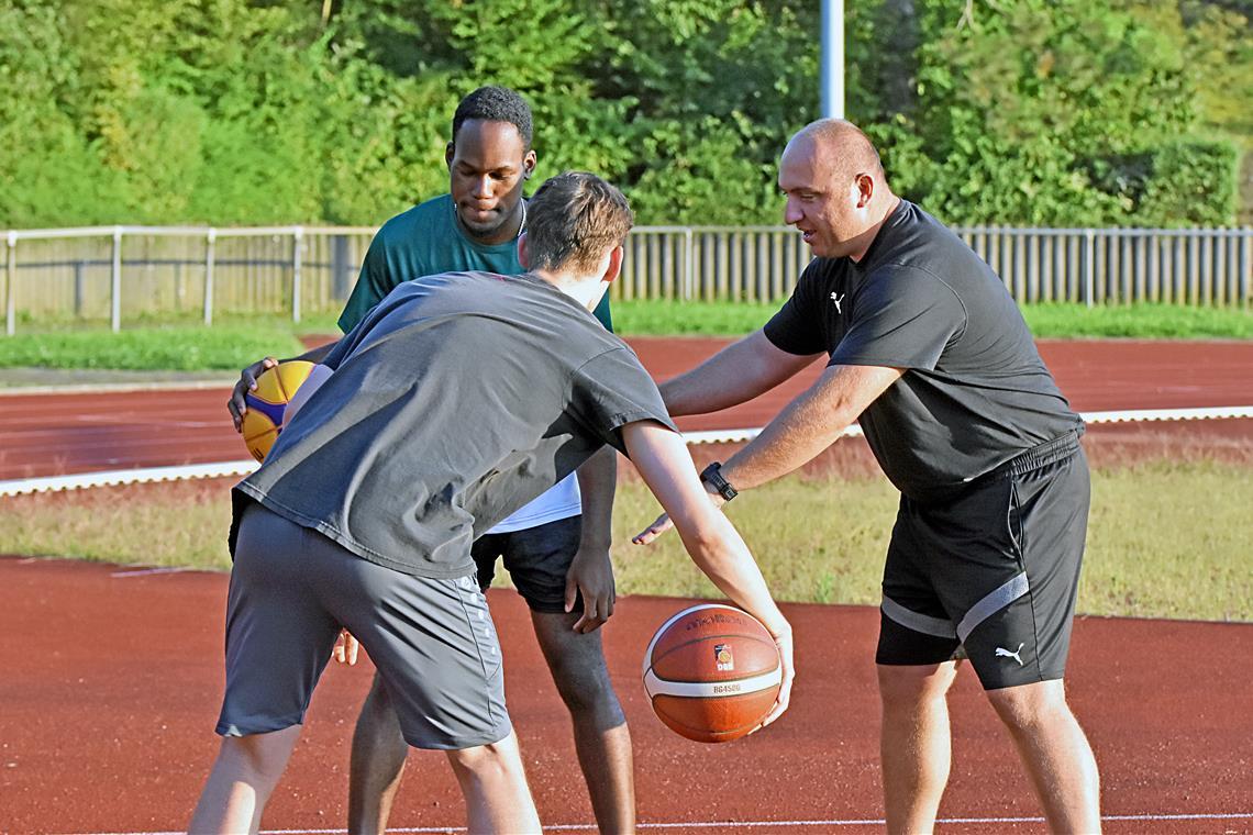 Ein Landestrainer als Jugendcoach der TSG Backnang Bei den TSG-Basketballern als Jugendcoach am Ball: Iakovos Peidis (rechts). Foto: Tobias Sellmaier