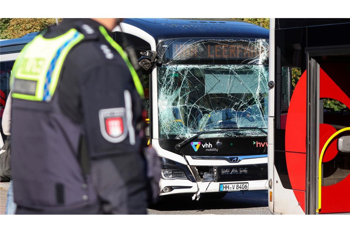 20 Menschen bei Busunfall in Hamburg verletzt - auch Kinder Bei den Unfall wurden auch vier Kinder leicht verletzt.
