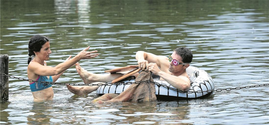Bei den Wasserspielen ist Geschicklichkeit gefragt. Dieser Mitspieler muss „blind“ eine Aufgabe erfüllen, angeleitet von einer „Kollegin“. Fotos: J. Fiedler