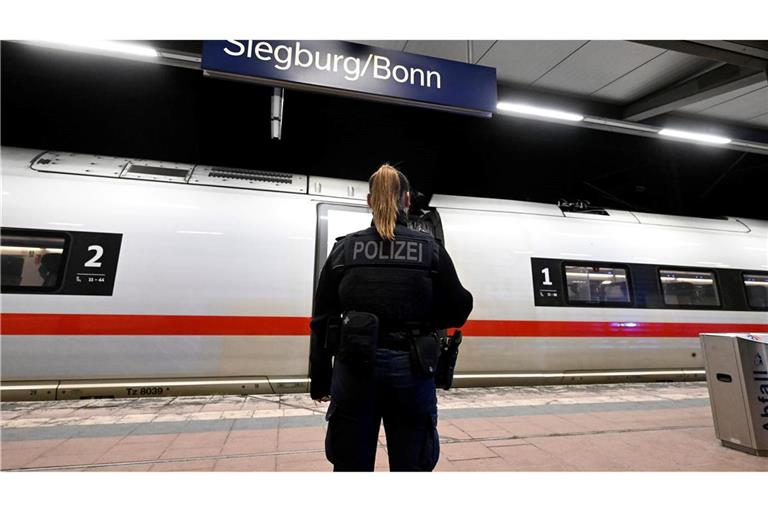 Bei der Ankunft im Bahnhof Siegburg/Bonn wurde der 20-Jährige von der Bundespolizei aus dem ICE gezogen.