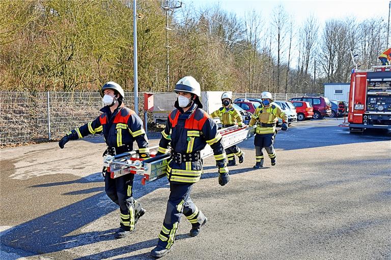 Bei der Ausbildung zum Truppführer ist eine Menge Praxis angesagt. Auf dem Gelände des Murrhardter Feuerwehrhauses üben die 18Feuerwehrmänner und -frauen Szenarien rund um Brand und technische Hilfe. Foto: T. Sellmaier