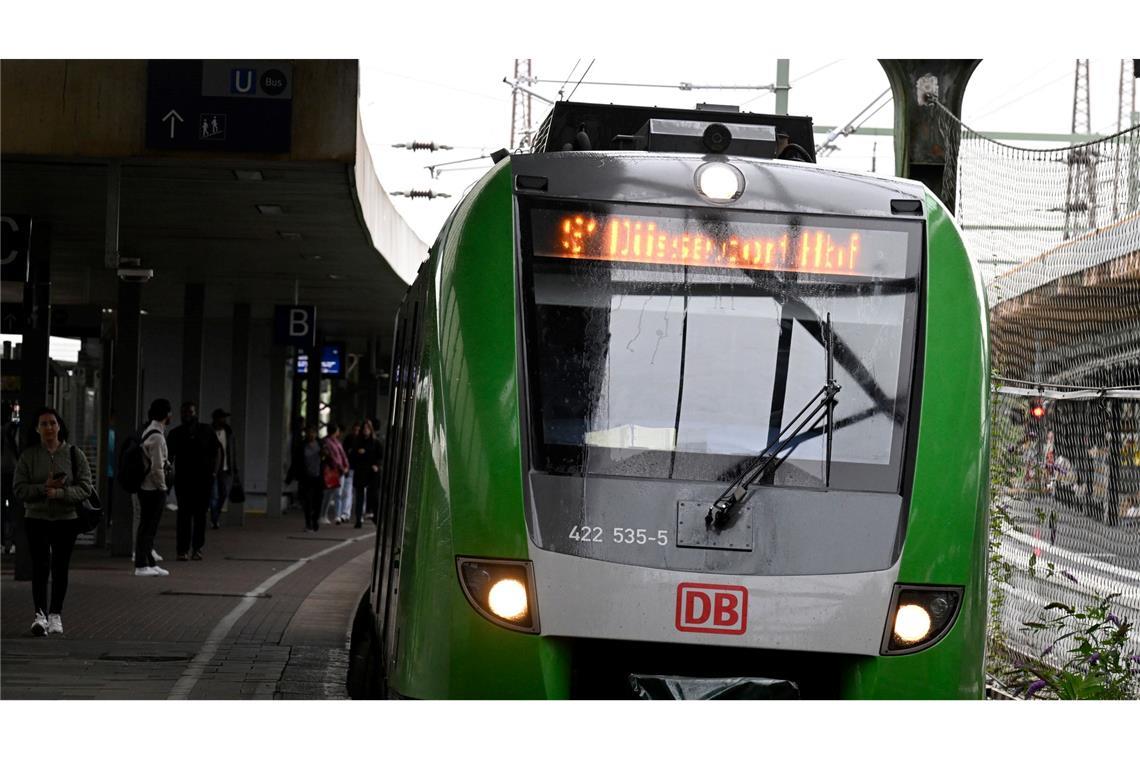 Bei der Bahn hat es innerhalb von zwei Tagen einen dritten mutmaßlich vorsätzlich verursachten Kabelbrand gegeben.