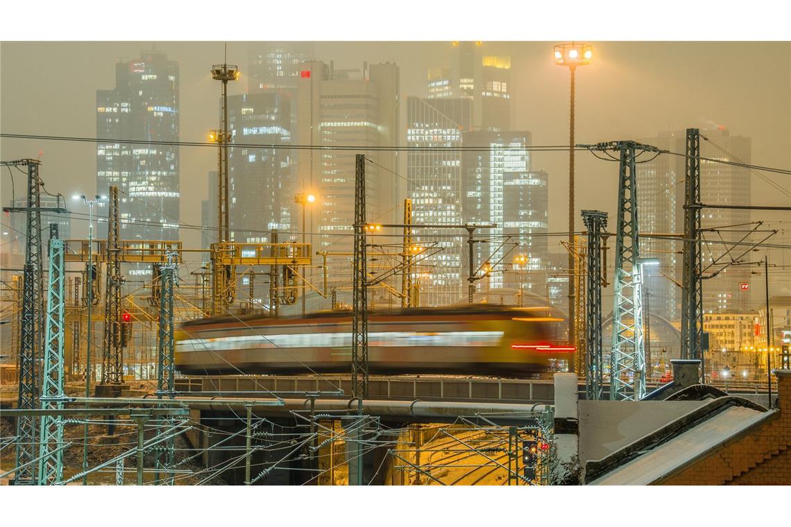 Bei der Bahn kam es wegen des Unwetters mancherorts zu Einschränkungen bei Regionalzügen. Im Fernverkehr drosselte die Bahn auf einigen Strecken die Geschwindigkeit der Züge.