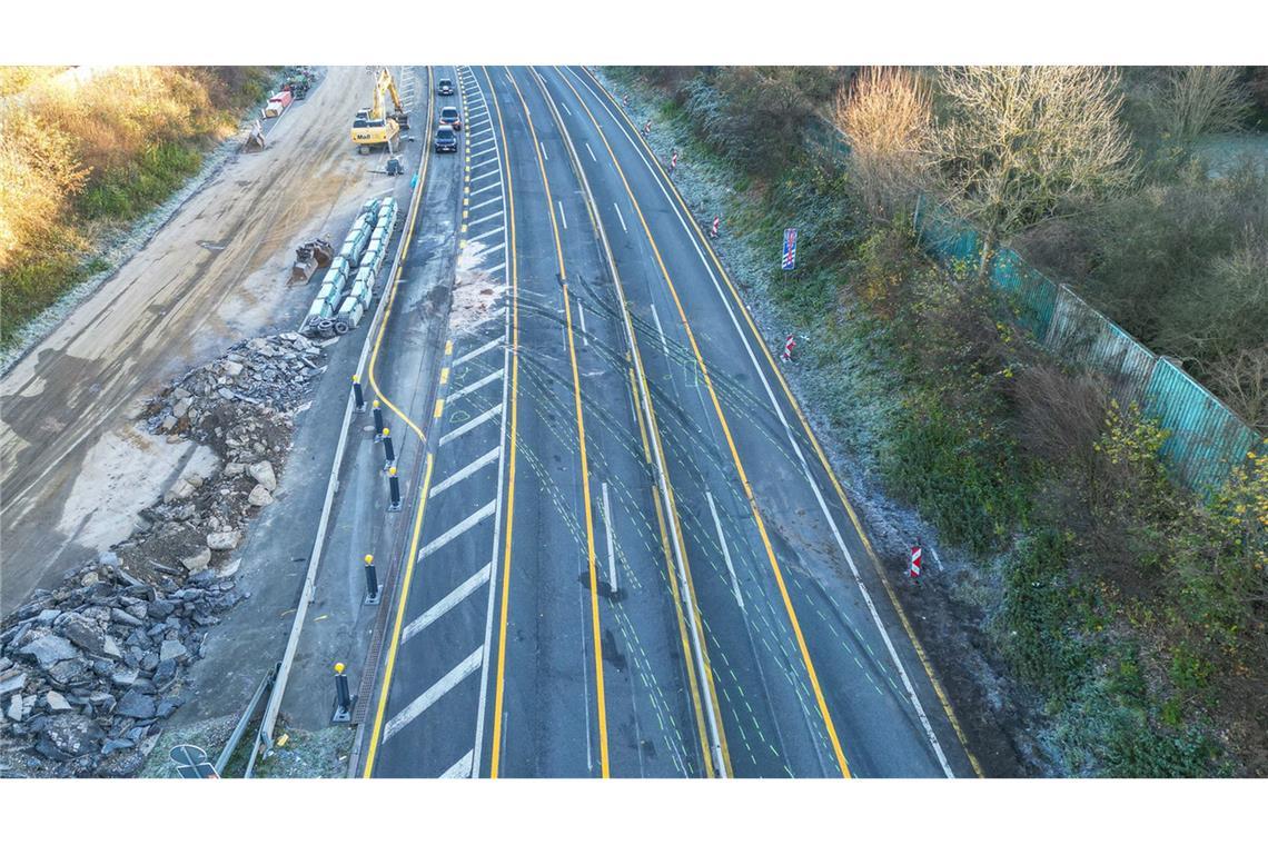 Lkw-Chaosfahrt: Schneise der Verwüstung auf Autobahnen Bei der Chaosfahrt eines Lastwagens über mehrere Autobahnen in Nordrhein-Westfalen sind mehrere Menschen schwer verletzt worden.