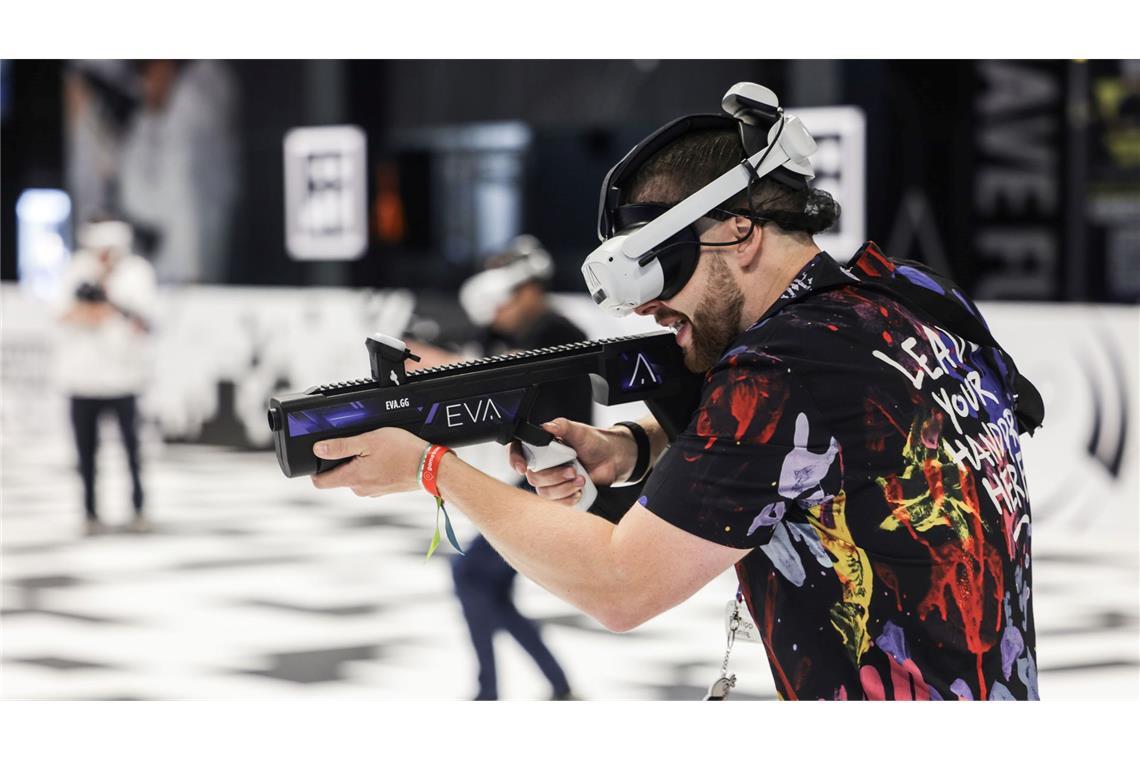 Bei der Computerspiele-Messe Gamescom in Köln wird auch wieder ordentlich geballert. Hier probiert ein Besucher das 3D-Action-Spiel "EVA" aus.