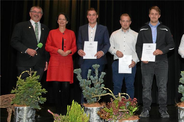 Bei der Ehrung der Jahrgangsbesten auf der Bühne: Abteilungspräsident Kurt Mezger (von links), Regierungspräsidentin Susanne Bay, Lukas Sorg, Micha Friz, Philipp Lachenmaier, Tobias Gläser, Hannes Baumann und Lidia Stuber-Verebelj (zuständig für die Organisation der Landwirtschaftsmeisterprüfungen). Fotos: Elisabeth Klaper