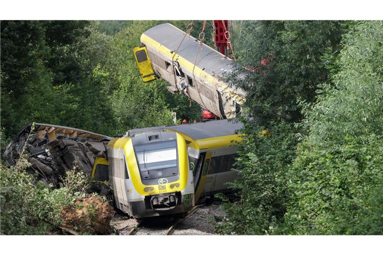 Bei der Entgleisung eines Regionalzugs nach einem Unwetter am 27. Juli waren drei Menschen getötet worden, Dutzende wurden teilweise schwer verletzt.