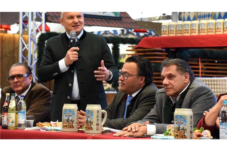 Bei der Eröffnung trinken auch der Kommunalreferent Christian Scharpf (stehend) und die anderen Ehrengäste tapfer aus den Krügen mit Schreibfehler.