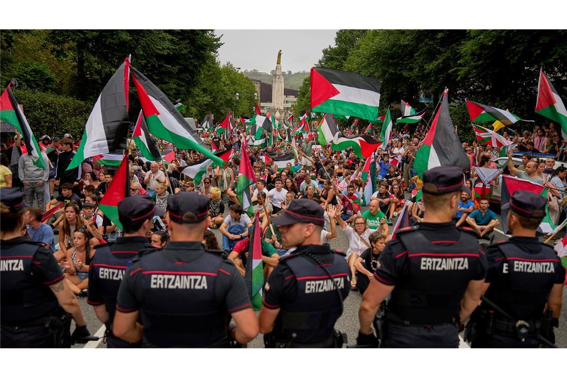 Nach Vuelta-Eklat: Friedliche Proteste und Ausreißer-Sieg Bei der Etappe in Bilbao ist es aufgrund der Pro-Palästina-Proteste zu einem Eklat gekommen.