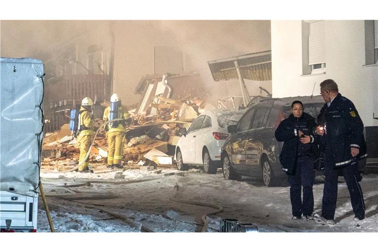 Bei der Explosion eines Wohnhauses in Albstadt sind ein Kind und seine Eltern gestorben.
