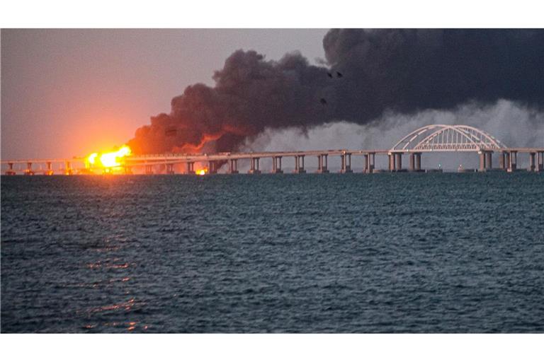Prozess um Anschlag auf Krimbrücke: Lebenslänglich gefordert Bei der Explosion wurde die Brücke zur Krim schwer beschädigt. (Archivbild)