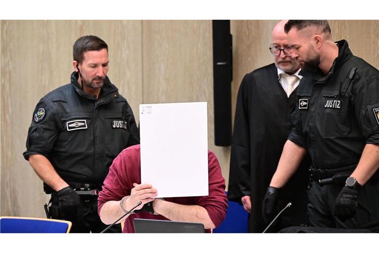 Bei der Fahrt Anfang März war der Angeklagte laut Staatsanwaltschaft gezielt auf Menschen zugefahren. Eine 83-jährige Frau und ein 54-jähriger Mann wurden getötet. (Archivbild)