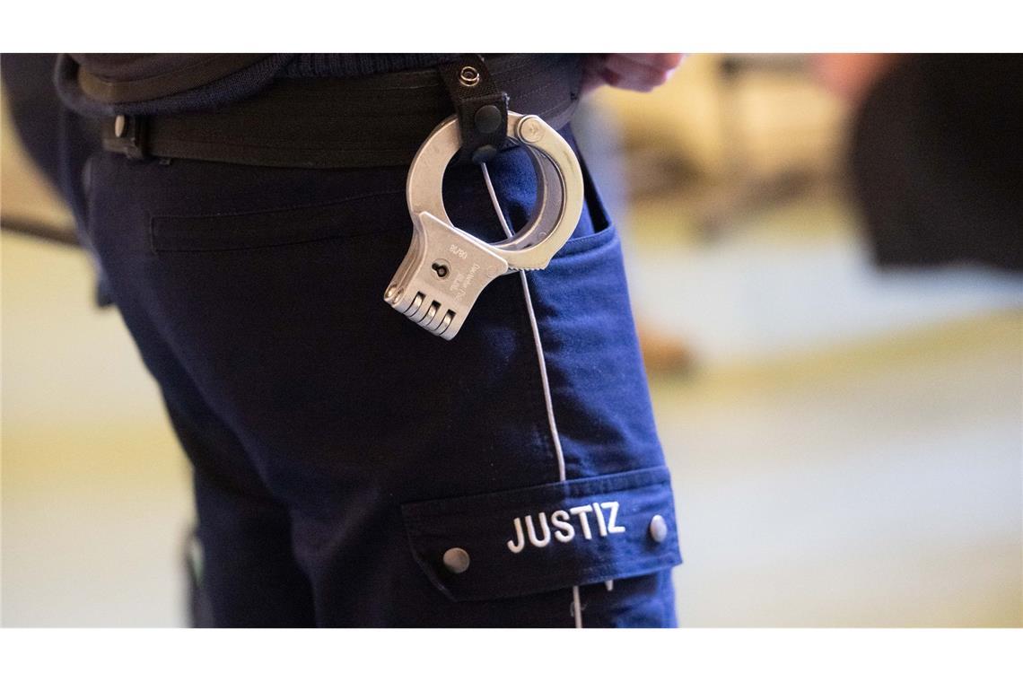 Bei der Flucht aus dem Gerichtssaal verletzte der Straftäter einen JVA-Beamten. (Symbolbild)