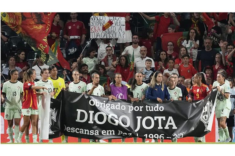 Bei der Fußball-EM der Frauen in der Schweiz halten portugiesische Spielerinnen ein Banner zum Gedenken an Diogo Jota.