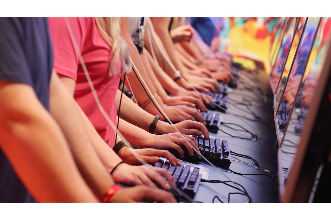 Gamescom bleibt in Köln - Vertrag verlängert Bei der Gamescom strömen zehntausende Menschen durch die Kölner Messehallen und probieren neue Games aus.