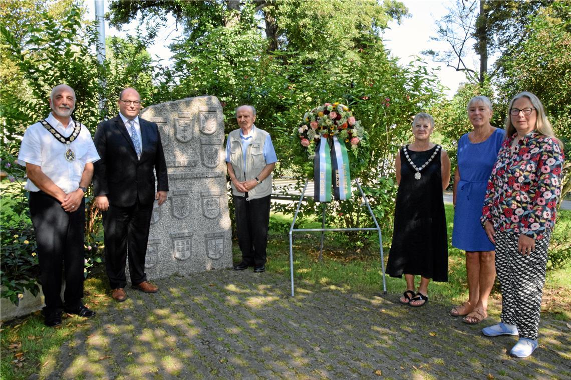 Von lebenslangen Wunden, die nie verheilen Bei der Gedenkfeier am Vertriebenen-Ehrenmal sind diesmal auch Gäste der englischen Partnerstadt dabei (von links): Bürgermeister Philip Campagna aus Frome, Bürgermeister Armin Mößner, Dietmar Seidel, Ehrenvorsitzender der Landsmannschaft Schlesien sowie Karin Campagna, Ehefrau des Fromer Bürgermeisters, Margaret Brulais und Susan Wilthew von der Frome Twinning Association. Foto: Elisabeth Klaper