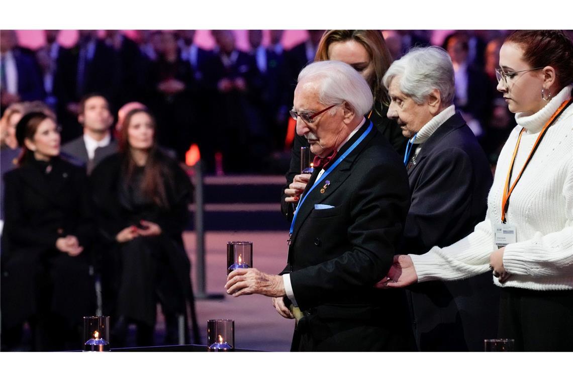 Bei der Gedenkfeier zum 80. Jahrestag der Befreiung des ehemaligen deutschen Konzentrations- und Vernichtungslagers Auschwitz-Birkenau stellt Leon Weintraub eine Kerze auf. (Archivbild)