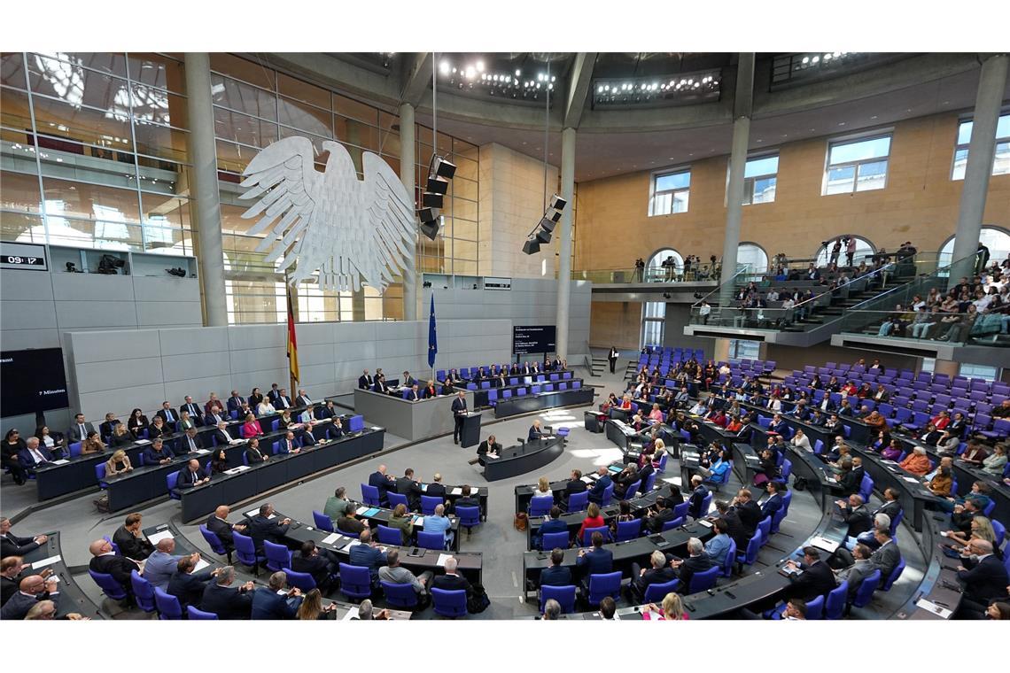 Merz im Verteidigungsmodus: Reformen sind kein Kahlschlag Bei der Generaldebatte wird es voll im Parlament.