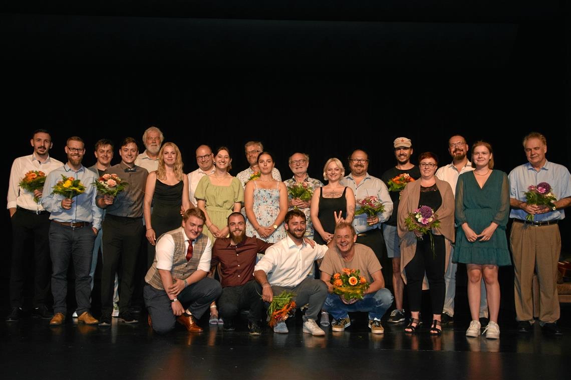 Jugendzentrum Murrhardt feiert seinen 50. Geburtstag Bei der Jubiläumsgala kommen aktuelle und ehemalige Vorstandsmitglieder und Hauptamtliche, Sponsoren des Jubiläumsbuchs und Ehrengäste auf der Bühne zusammen. Foto: Elisabeth Klaper