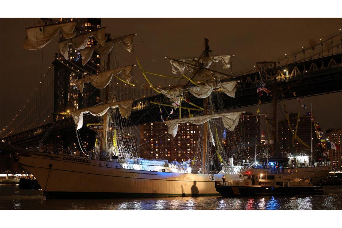 Schiff kollidiert mit Brooklyn Bridge - Tote und Verletzte Bei der Kollision wurden unter anderem die Masten des Schiffes beschädigt.