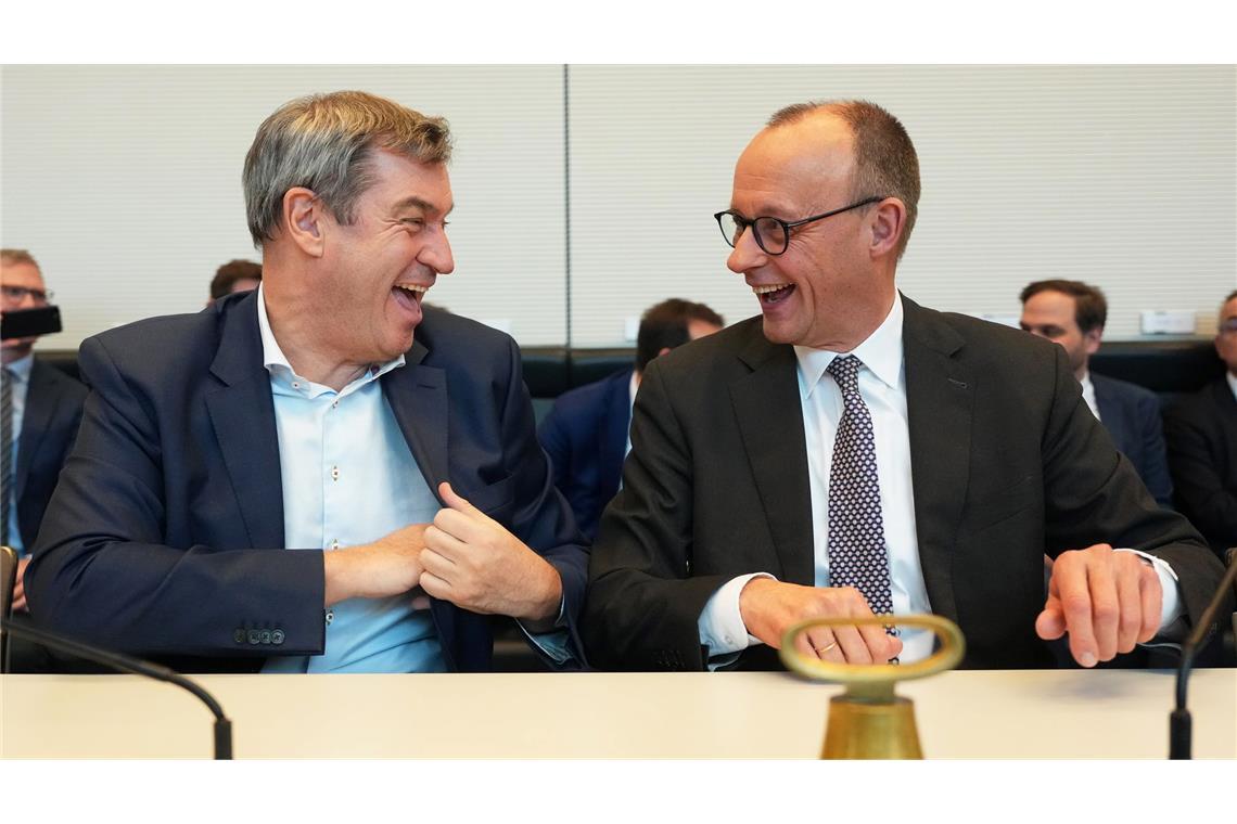 Union und SPD steuern auf komplizierte Verhandlungen zu Bei der konstituierenden Sitzung der neuen Unionsfraktion präsentieren sich Wahlsieger Friedrich Merz (CDU) und CSU-Chef Markus Söder bestens gelaunt. Während die Union aufs Tempo drückt, setzt die SPD ihren eigenen Ton.