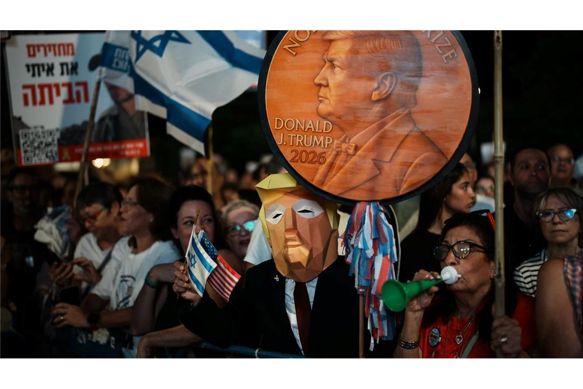 Banges Warten auf Geiseln und bittere Rückkehr in Ruinen Bei der Kundgebung in Tel Aviv waren "Danke Trump"-Sprechchöre zu hören.