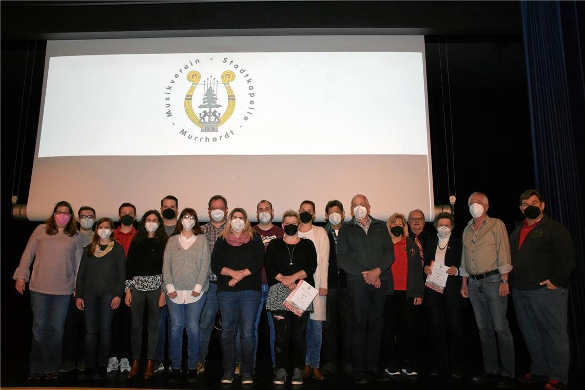 Stadtkapelle hofft auf einen guten Neustart Bei der Mitgliederversammlung, bei der über die Spanne von drei Jahren berichtet wurde, gab es auch viele Ehrungen. Foto: E. Klaper