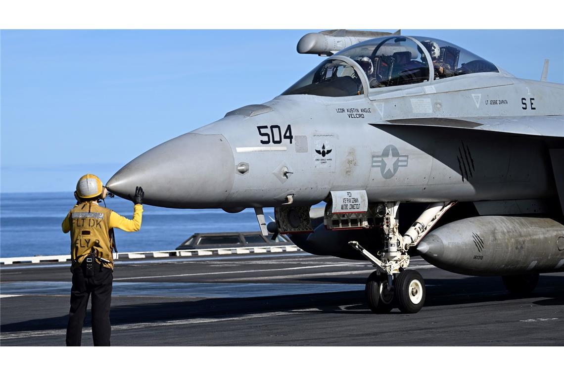 Bei der Nato-Übung "Neptun Strike 25" in der Nordsee vor Norwegen wird ein Kampfflugzeug auf dem US-Flugzeugträger USS Gerald R. Ford in Position gebracht.
