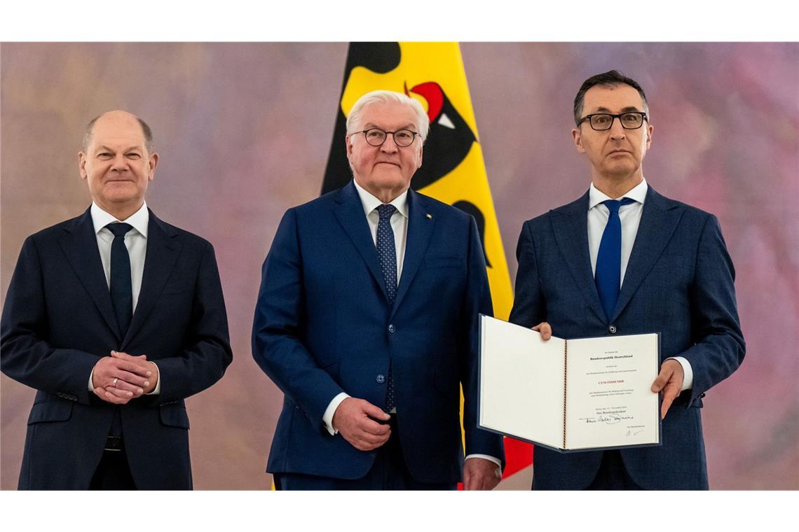 Steinmeier ernennt Özdemir offiziell zum Bildungsminister Bei der offiziellen Ernennung des neuen Bildungsministers: Bundeskanzler Olaf Scholz, Bundespräsident Frank-Walter Steinmeier und Cem Özdemir