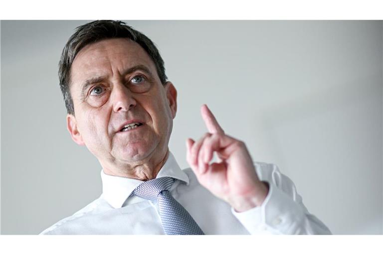 "Bei der Pflegeversicherung brennt die Hütte", warnt GKV-Chef Oliver Blatt. (Archivbild)