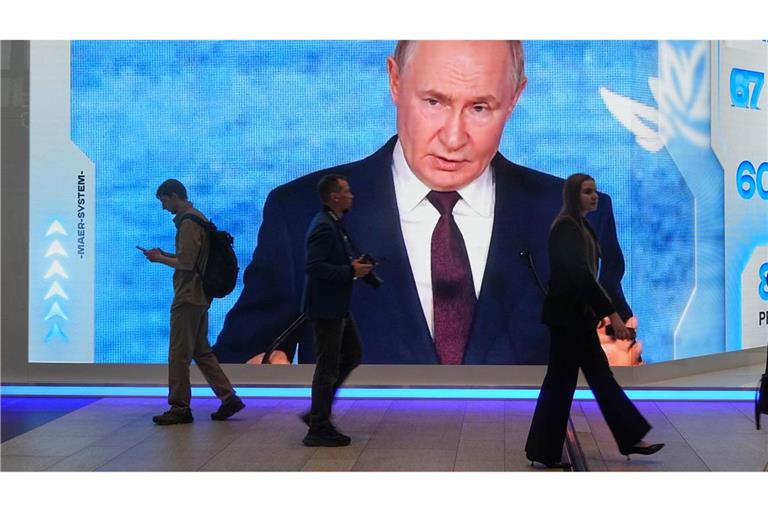 Bei der Plenarsitzung am Nachmittag hält Putin traditionell eine Rede zur Weltpolitik und der wirtschaftlichen Lage Russlands und beantwortet Fragen.