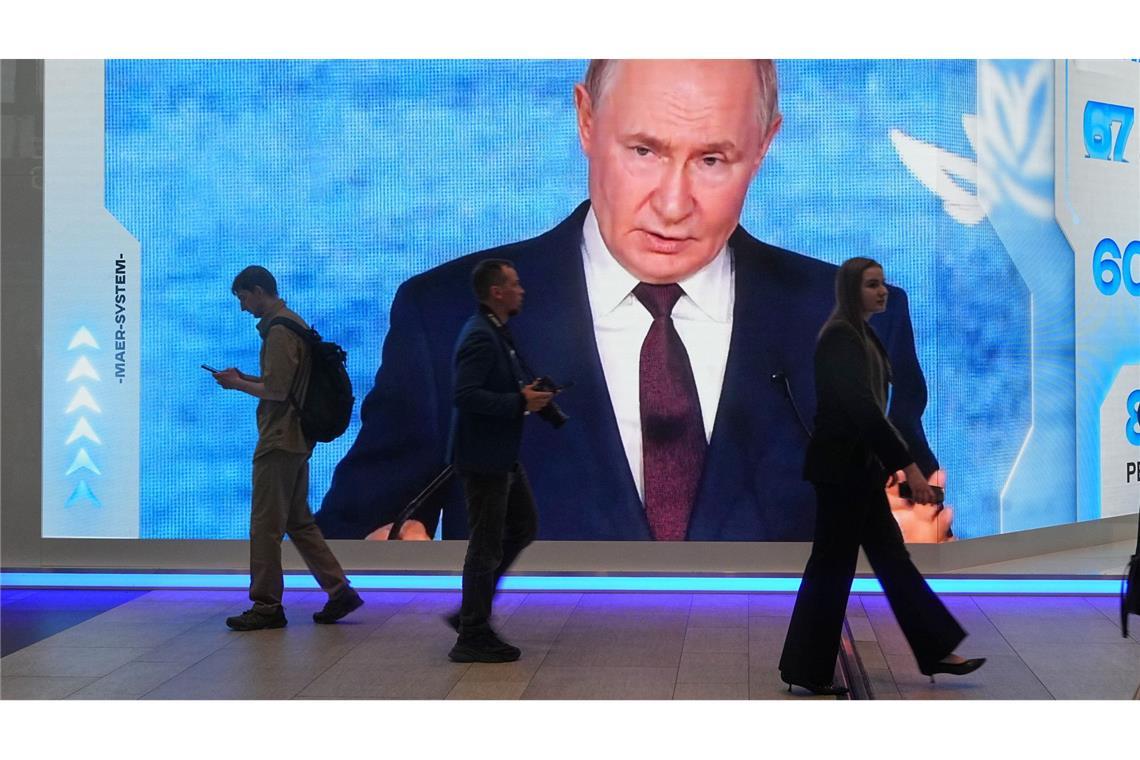 Bei der Plenarsitzung am Nachmittag hält Putin traditionell eine Rede zur Weltpolitik und der wirtschaftlichen Lage Russlands und beantwortet Fragen.