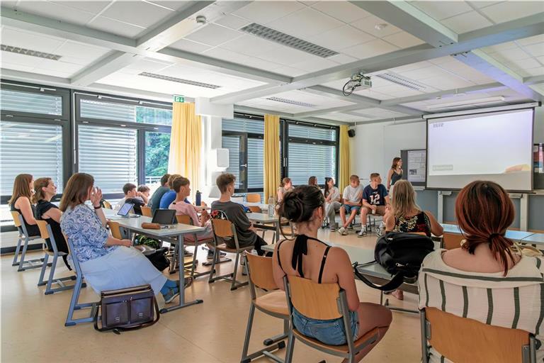 Bei der Präsentation der Elftklässler sind die Schülerinnen und Schüler der 10. Klasse mit von der Partie, die ebenfalls den bilingualen Zug gewählt haben. Fotos: Stefan Bossow
