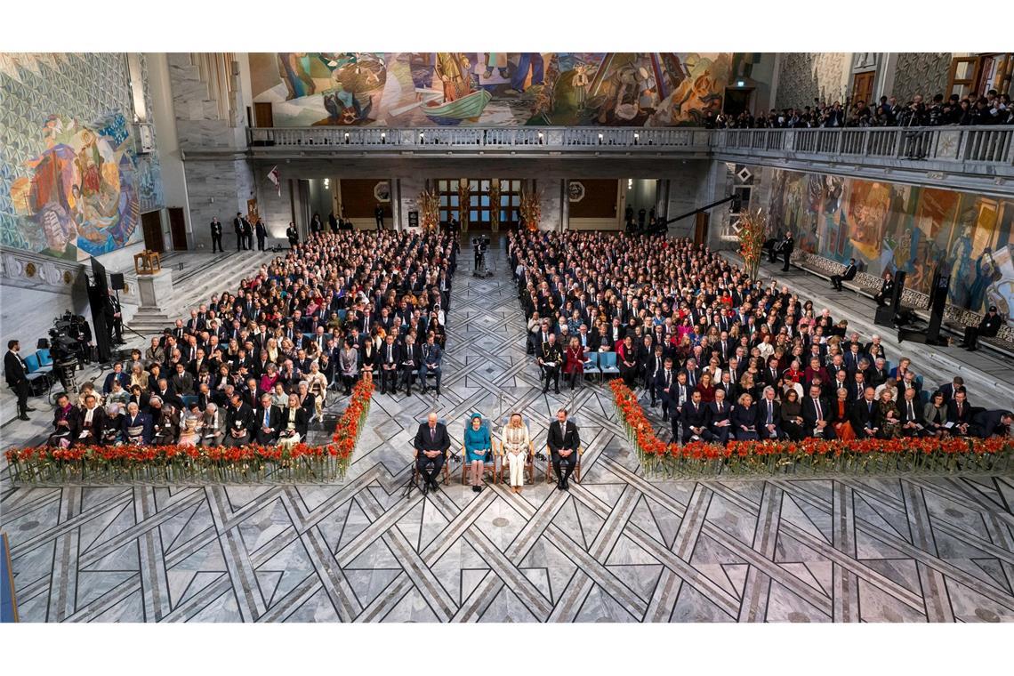 Nobelpreisträger warnt vor Bruch des Atomwaffen-Tabus Bei der Preiszeremonie im Rathaus von Oslo waren auch das norwegische Königspaar und das Kronprinzenpaar (Mitte) dabei.