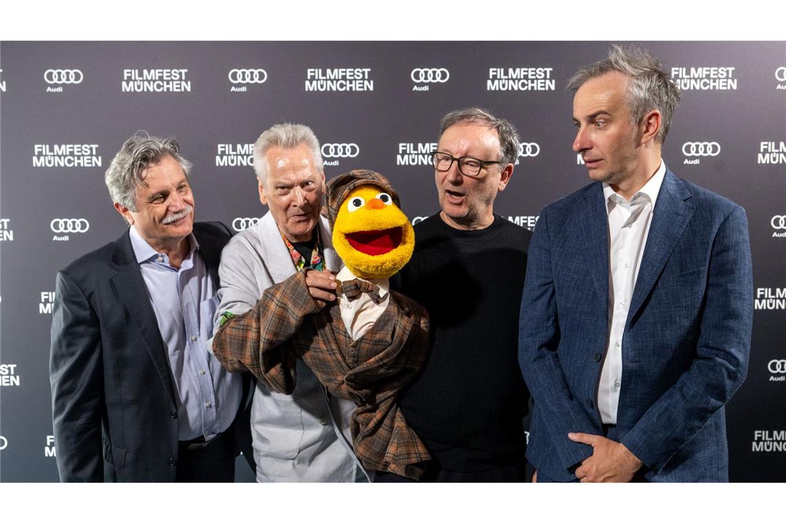 Böhmermann bringt "Hallo Spencer" zurück – aber ohne Remake Bei der Premiere von "Hallo Spencer - Der Film" beim Filmfest München steht Drehbuchautor Jan Böhmermann (rechts) zusammen mit dem Puppenerfinder Winfried Debertin (ganz links) und den Schauspielern Achim Hall (2.v.l) und Rainer Bock zusammen. Der Film kommt jetzt in die Mediathek und dann auch ins ZDF-Fernsehprogramm.