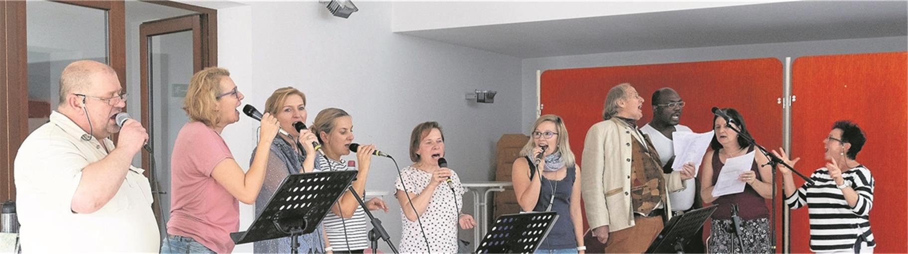 Bei der Probe für den Weltmissionssonntag mit Iwona Kolodziejczyk (rechts), Bandmitgliedern und Gästen wird die Freude am gemeinsamen Singen greifbar. Fotos: J. Fiedler