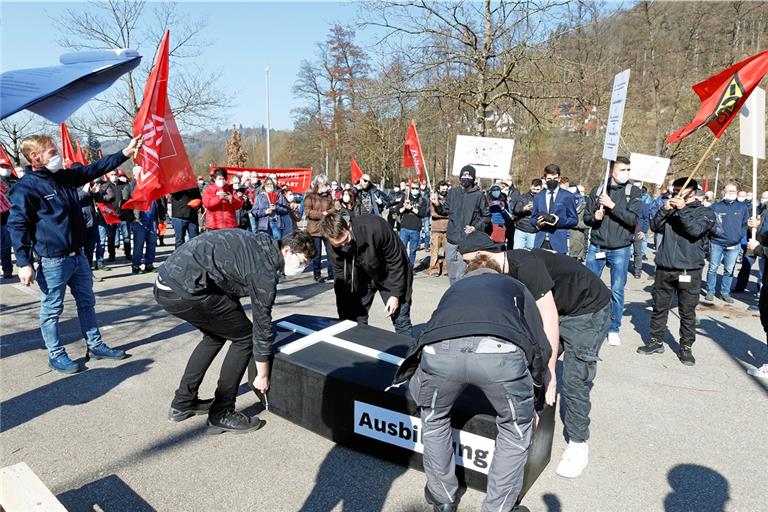 Bei der Protestkundgebung haben die Auszubildenden ihre Befürchtungen in Szene gesetzt: Sie kamen in Schwarz gekleidet mit einem Sarg und haben die Ausbildung symbolisch zu Grabe getragen. Foto: J. Fiedler