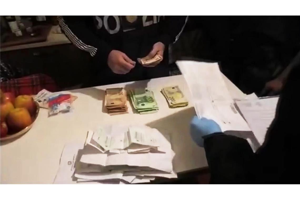 Polizeihauptmeister aus dem Rems-Murr-Kreis festgenommen Bei der Razzia wurde auch ein deutscher Polizist aus dem Rems-Murr-Kreis festgenommen.