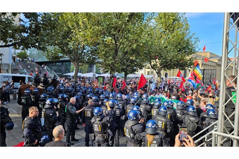 Bei der Rede von Sevim Dağdelen bewegen sich plötzlich Vermummte in Richtung der Bühne. Die Polizei muss eingreifen.