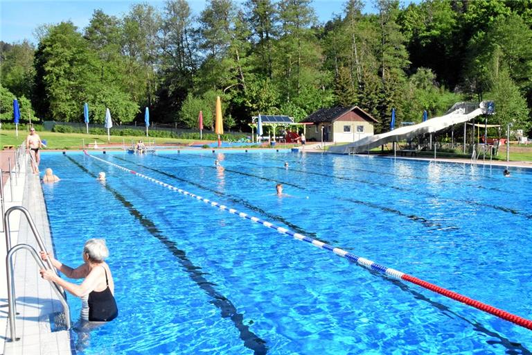 Bei der Saisoneröffnung im Freibad trauen sich einige mutige und abgehärtete Frühschwimmerinnen und -schwimmer ins Becken. Foto: Elisabeth Klaper