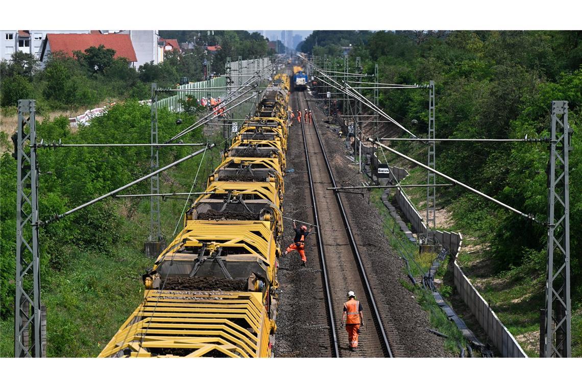 Mega-Baustelle Riedbahn fertig - Züge wieder pünktlicher? Bei der Sanierung der Riedbahn kamen schwere Spezialmaschinen zum Einsatz, wie die RPM-RS-900, genannt: "Katharina die Große". (Archivbild)