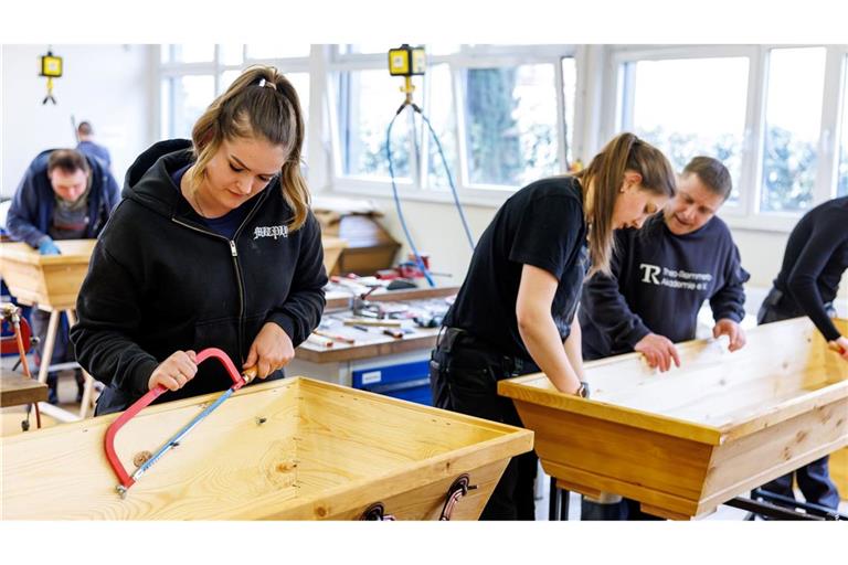 Bei der Sarggestaltung ist handwerkliches Geschick gefragt.
