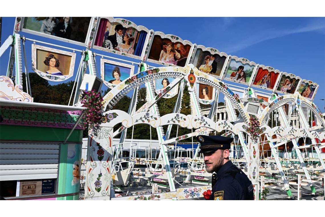 Bei der Schiffsschaukel, ein Fahrgeschäft auf dem Münchner Oktoberfest, wurde der Betrieb nach einem Vorfall gestoppt.