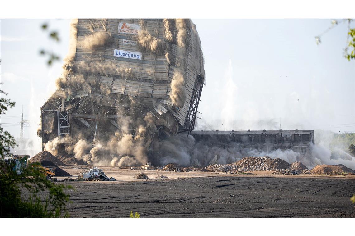 Letzte Bauten auf Kraftwerksgelände im Saarland gesprengt Bei der Sprengung gehen das fast 80 Meter hohe Kesselhaus und ein Bunkerschwerbau zu Fall.