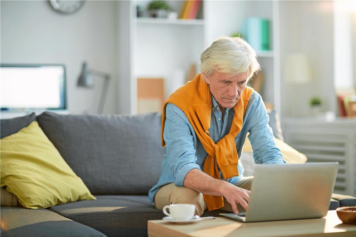 Bei der Suche im Netz nach verlässlichen, seriösen Informationen rund um Gesundheit gilt es einiges zu beachten. Seniorinnen und Senioren sind eingeladen, sich bei einer Online-Praxiswerkstatt Tipps abzuholen. Foto: Adobe Stock/Seventyfour