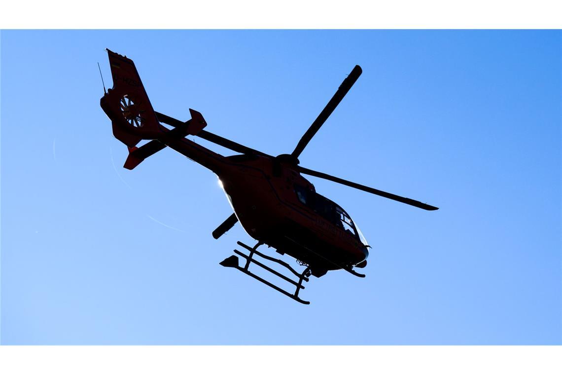 Bei der Suche nach dem gesichteten Flugobjekt kam auch ein Hubschrauber im Einsatz. (Symbolbild)