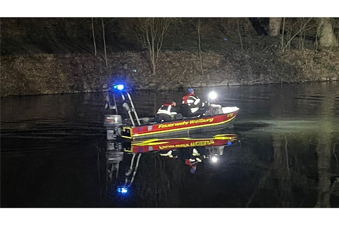 Suche nach vermisstem Sechsjährigen in Weilburg läuft weiter Bei der Suche nach dem Kind sind auch ein Boot und ein Hubschrauber im Einsatz.